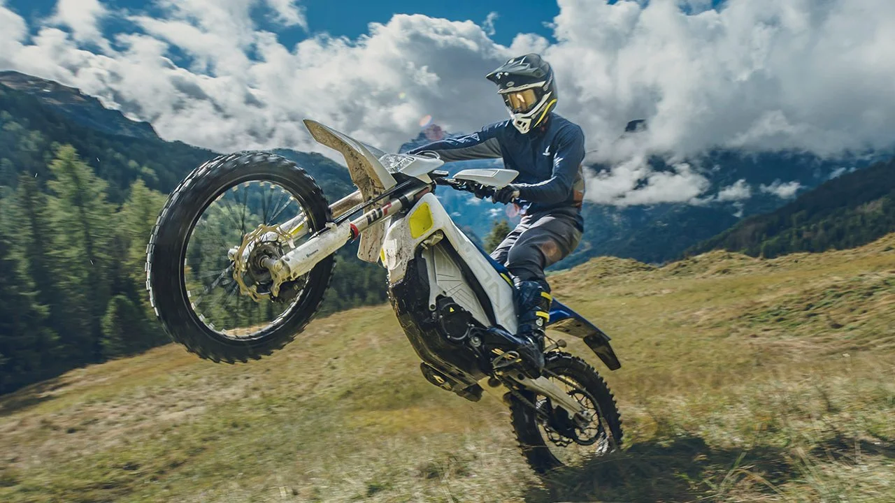 Husqvarna saca una moto de cross eléctrica que puedes usar en la calle