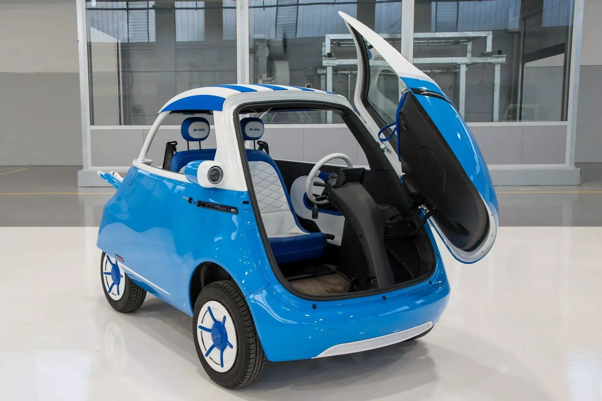 Burbujas: El Microlino Spiaggina, un microcoche eléctrico retro-moderno perfecto para ir de isla en isla