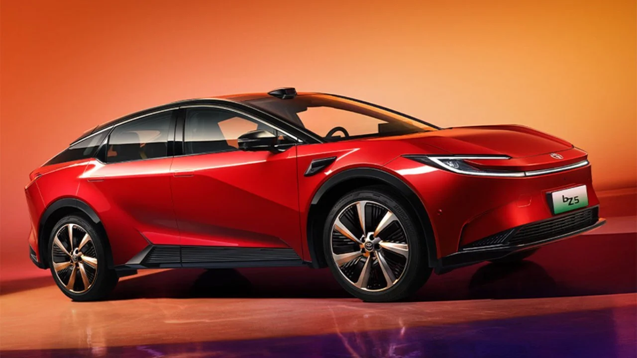 El nuevo vehículo eléctrico de Toyota tiene aspecto de supermodelo, un doctorado en tecnología y un precio diminuto… Y no puedes tenerlo