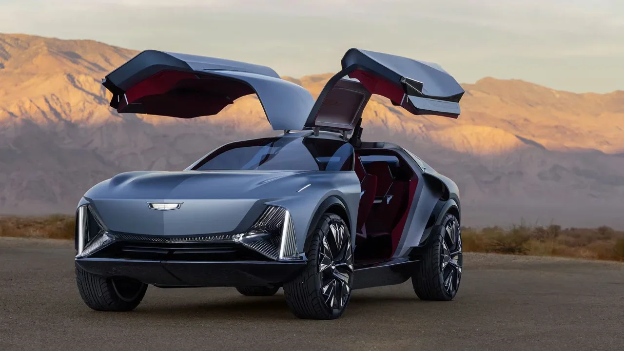El nuevo SUV eléctrico de Cadillac tiene puertas de ala de gaviota y una crisis de identidad