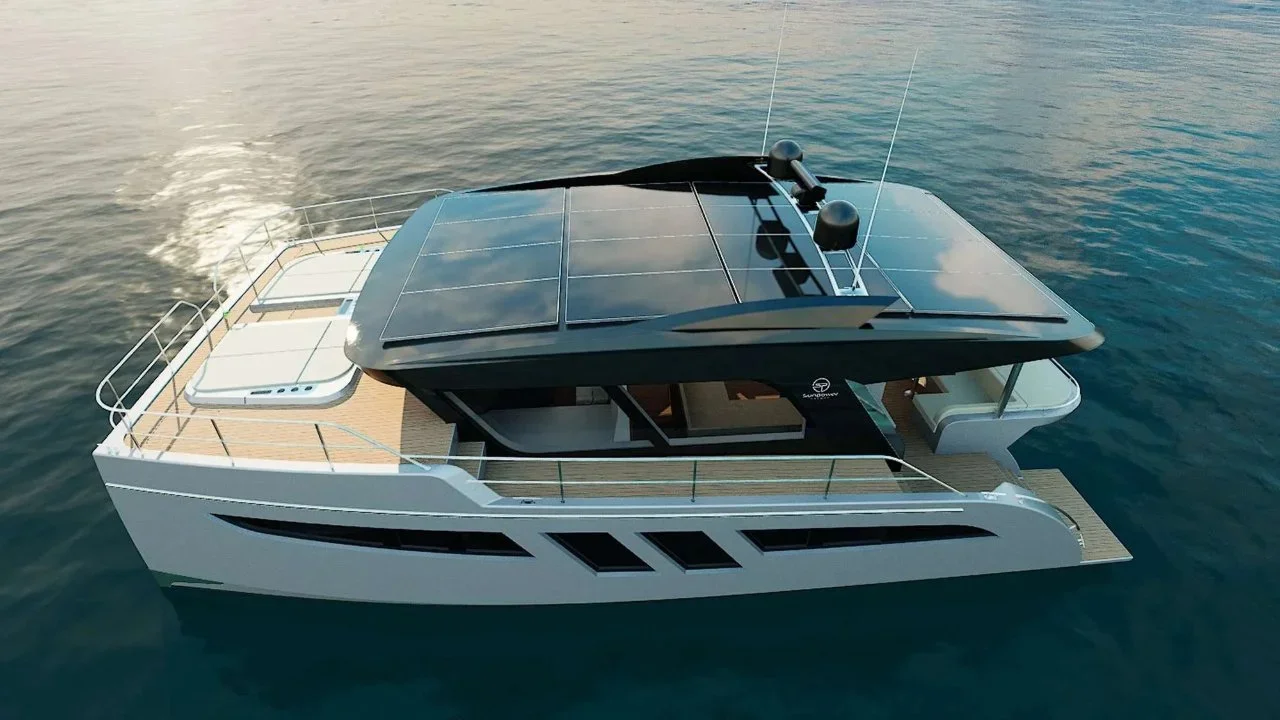 Este yate eléctrico navega con sol y silencio. Y para su eslora, es increíblemente rápido