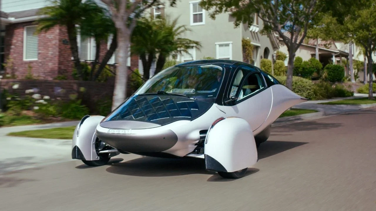 Aptera se encontró 75 millones de dólares en el fondo del sofá. ¿Se hará por fin realidad el auto solar?